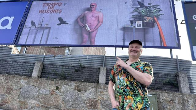 Enrique Tenreiro posa con la extraña valla publicitaria que ha contratado en A Coruña
