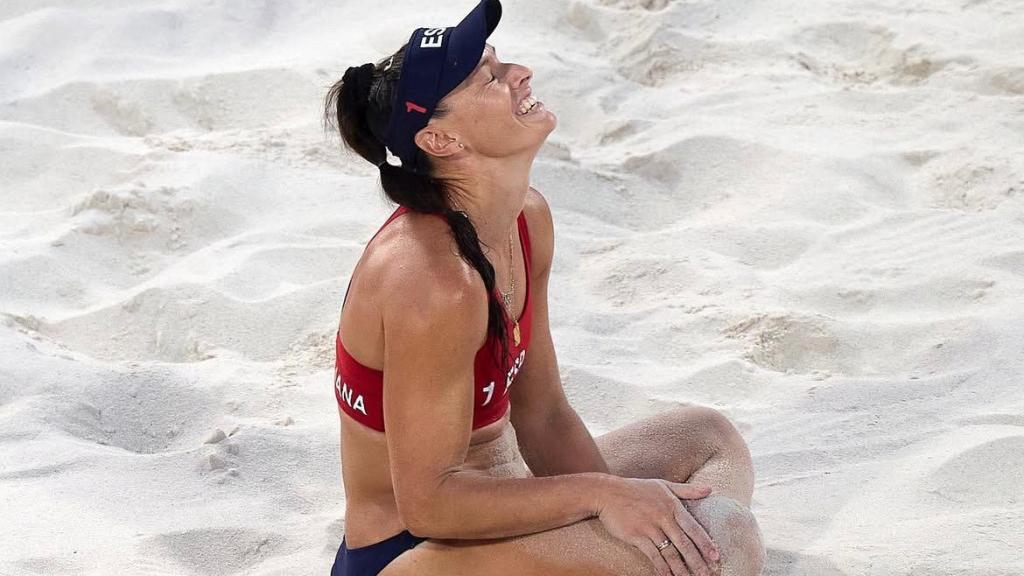 Liliana Fernández agradece el apoyo al público durante los Juegos Olímpicos.