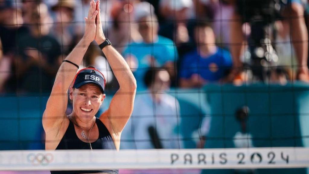 Liliana Fernández agradece el apoyo al público durante los Juegos Olímpicos de París.