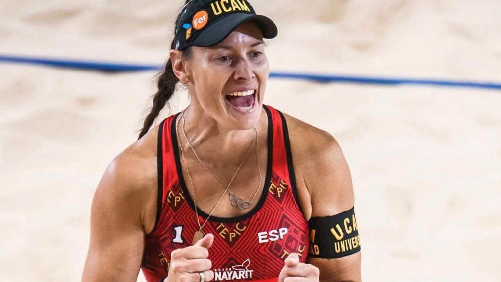 Liliana Fernández durante un partido de vóley playa en 2023.