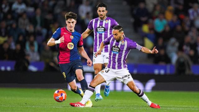 El jugador blanquivioleta Anuar disputa un balón al azulgrana Pau Víctor en el encuentro de este sábado entre el Real Valladolid y el FC Barcelona