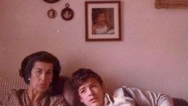 El presidente de la Junta, Alfonso Fernández Mañueco, en su juventud junto a su madre, Pilar Mañueco, en una imagen compartida en su cuenta de X