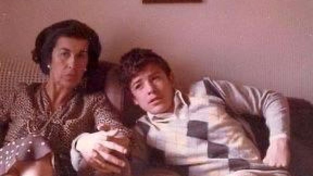 El presidente de la Junta, Alfonso Fernández Mañueco, en su juventud junto a su madre, Pilar Mañueco, en una imagen compartida en su cuenta de X