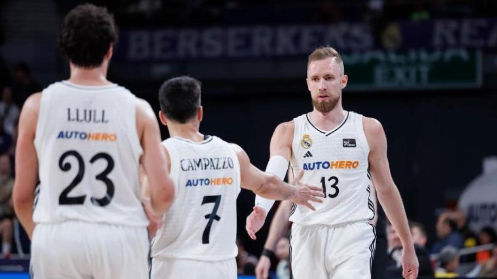 Musa y Campazzo chocan sus manos durante un partido.