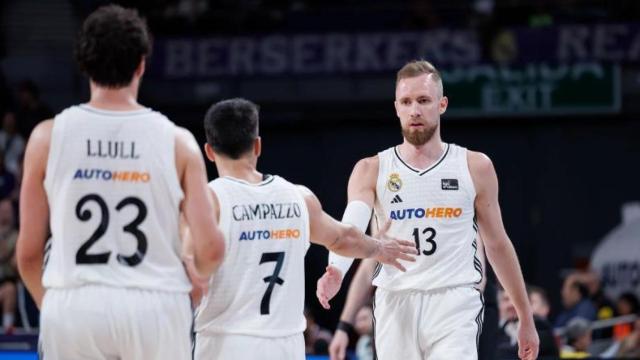 Musa y Campazzo chocan sus manos durante un partido.