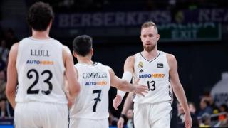 Musa y Campazzo chocan sus manos durante un partido.