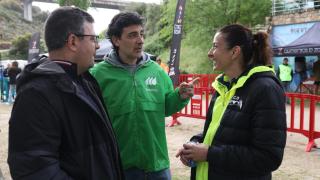 Luis Alberto Miguel e Ignacio Antolín conversan con la atleta zamorana ganadora Lara de Castro