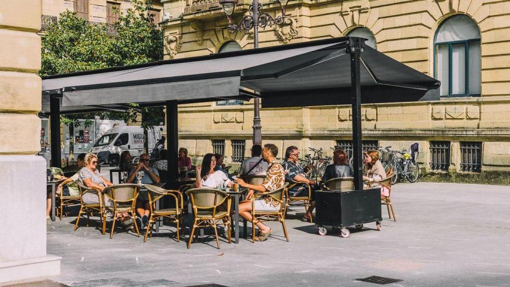 La terraza de Villano Bistró.