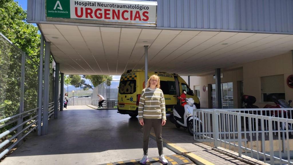 Marta, este domingo, en la puerta de urgencias del Hospital Neurotraumatológico de Jaén, conocido históricamente como Hospital Princesa.