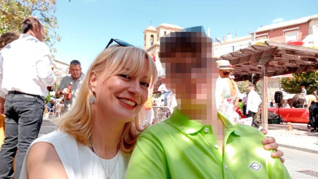 Marta, posando sonriente con su hijo de 15 años apuñalado por un amigo y compañero de instituto en Cazorla.