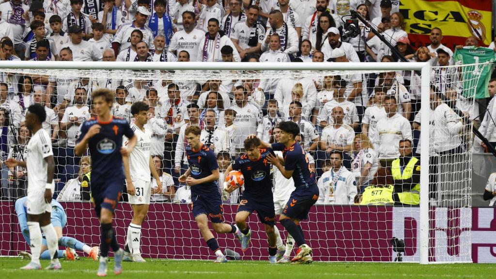 Los jugadores del Celta recogen un balón de la red tras marcar al Madrid.
