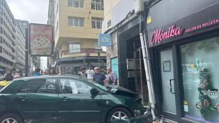 Un coche se empotra contra la fachada de un edificio en la Avenida Finisterre de A Coruña