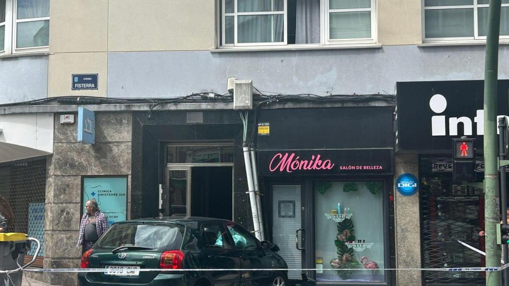 Coche accidentado en la Avenida Finisterre.