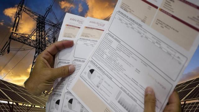 Fotomontaje de una factura de la luz con el fondo de unos cables de alta tensión y fotovoltaica.