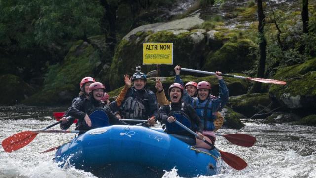 Reivindicativo descenso de rafting por el río Ulla con un mensaje claro: Altri non