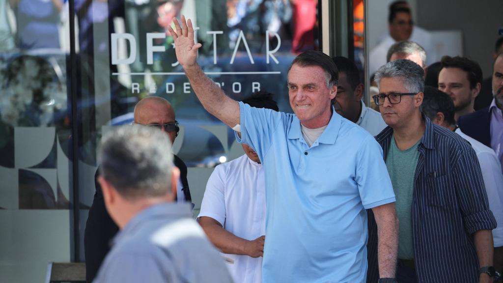 El expresidente de Brasil, Jair Bolsonaro, tras recibir el alta hospitalaria este domingo.