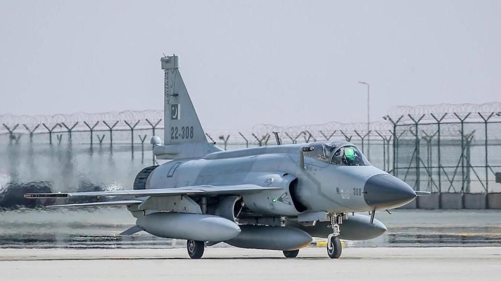 JF-17 en pista con varios pod debajo de las alas