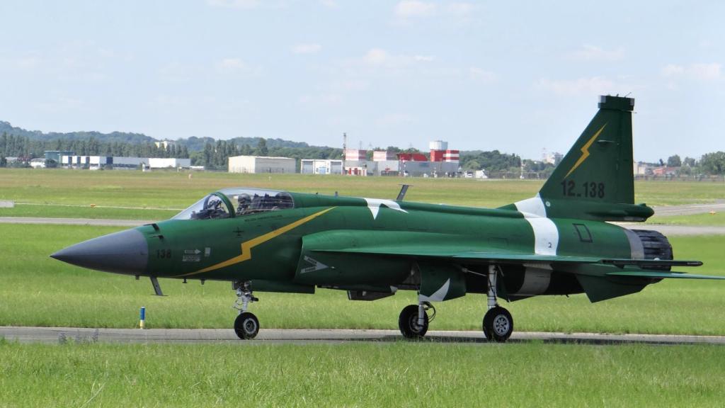 Caza JF-17 de exhibición