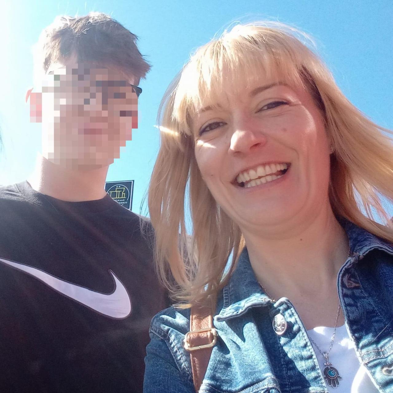 Ana, muy feliz, al lado de su hijo.