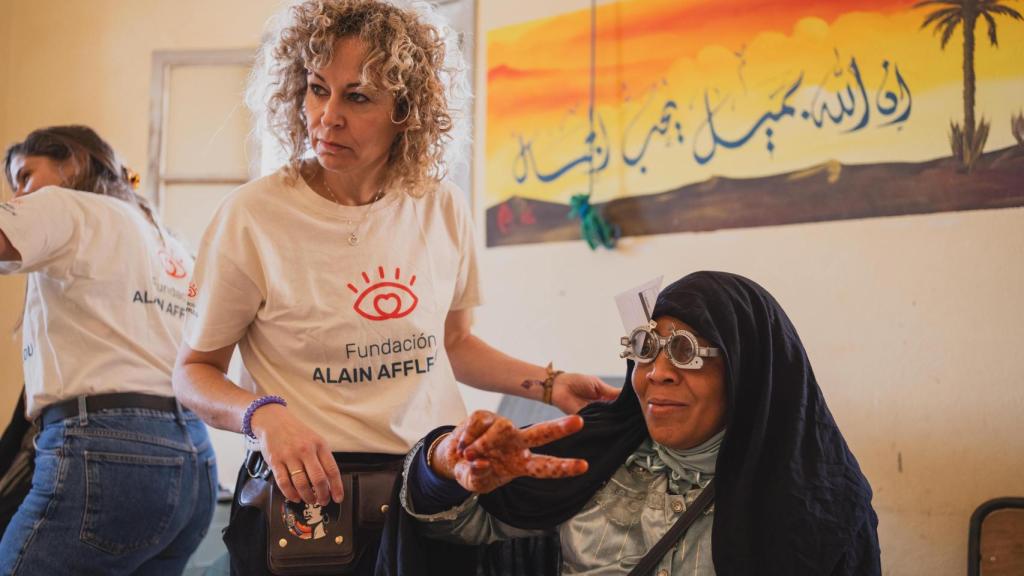 Gloria Egea, voluntaria óptica y optometrista, graduando a una mujer.