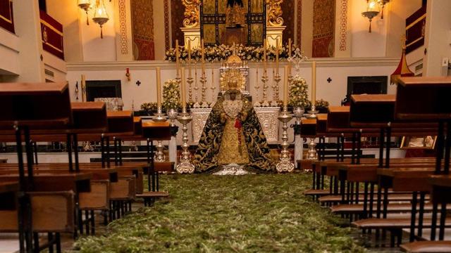 Imagen del pasillo de la basílica lleno de romero.