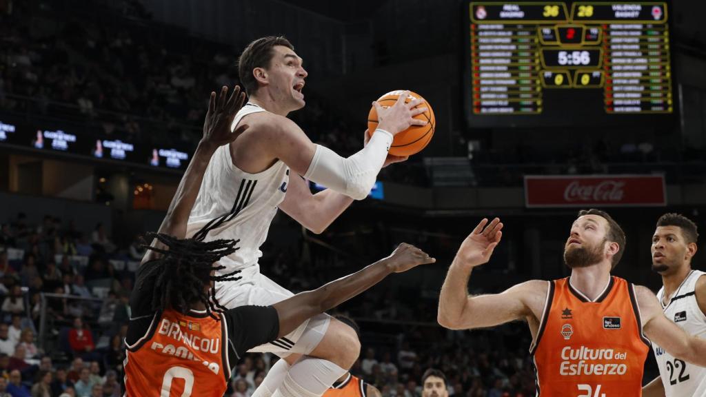 Mario Hezonja entra a canasta en el partido ante Valencia Basket.