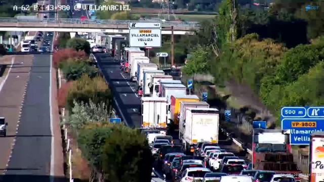 Imágenes de la DGT de tráfico debido a un accidente en la A-62, en Villamarciel