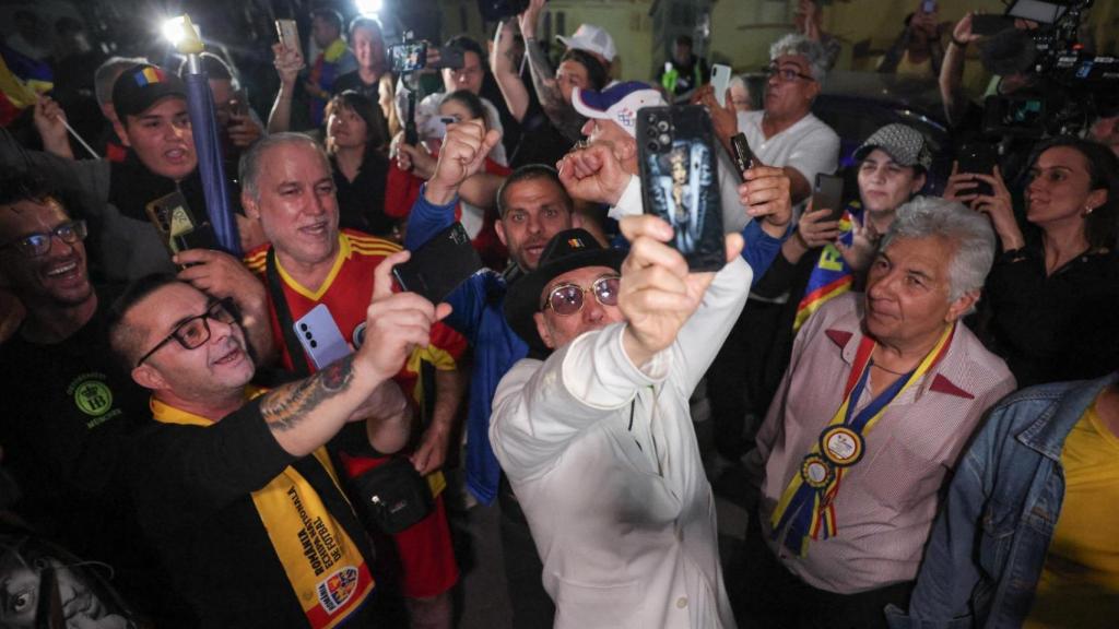 Los partidarios reaccionan tras los resultados de la encuesta de salida durante las elecciones presidenciales rumanas, fuera de la sede de la Alianza para la Unión de Rumanos (AUR) en Bucarest, Rumania.