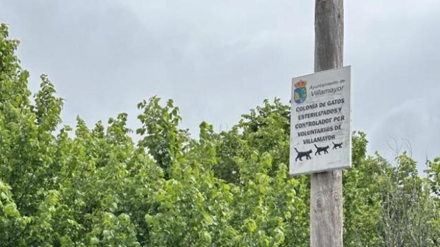 Uno de los carteles colocados en Villamayor