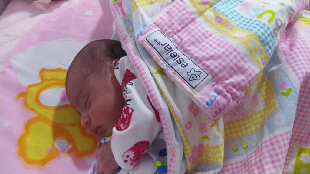 Bebé con una sábana de Estelar.