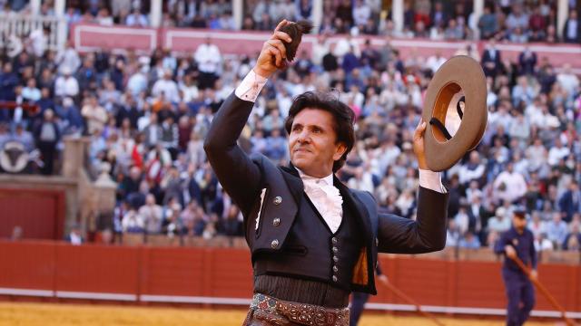 Diego Ventura pasea una oreja en Sevilla.