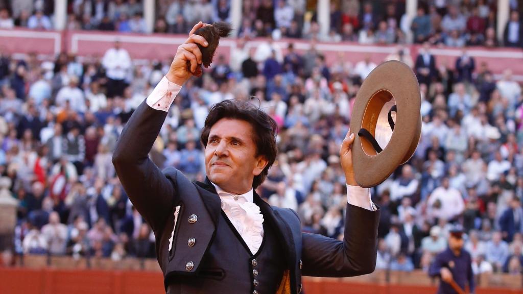 Diego Ventura pasea una oreja en Sevilla.