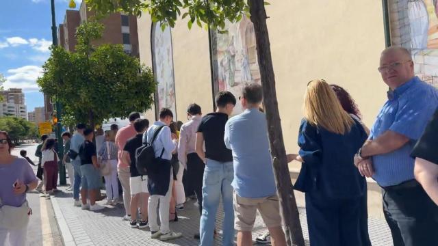 Vídeo de la larga cola de fieles que han acudido este domingo a despedirse de La Esperanza de Málaga.
