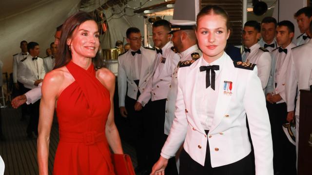 La Reina y la heredera, a bordo del buque escuela.