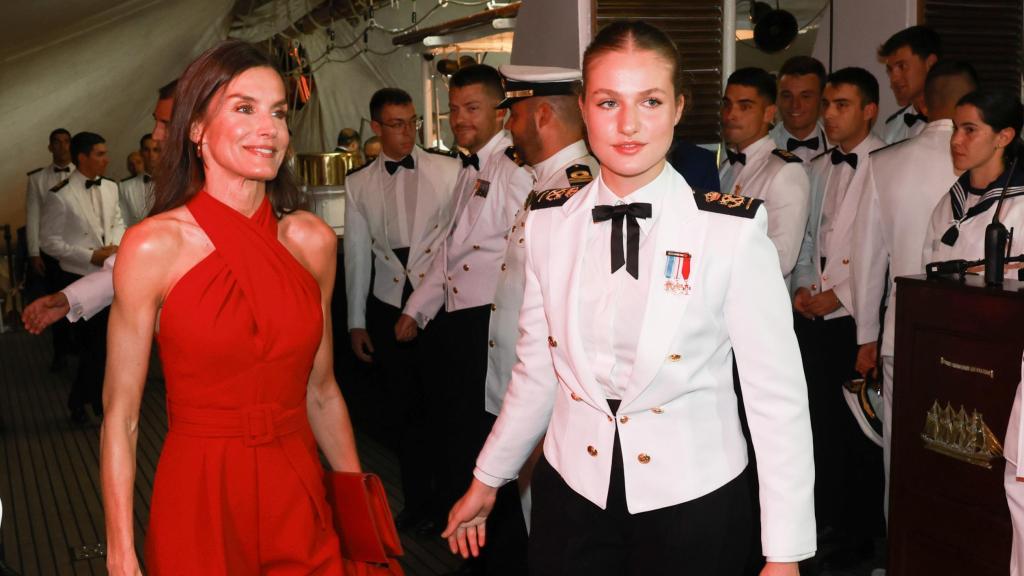La Reina y la heredera, a bordo del buque escuela.