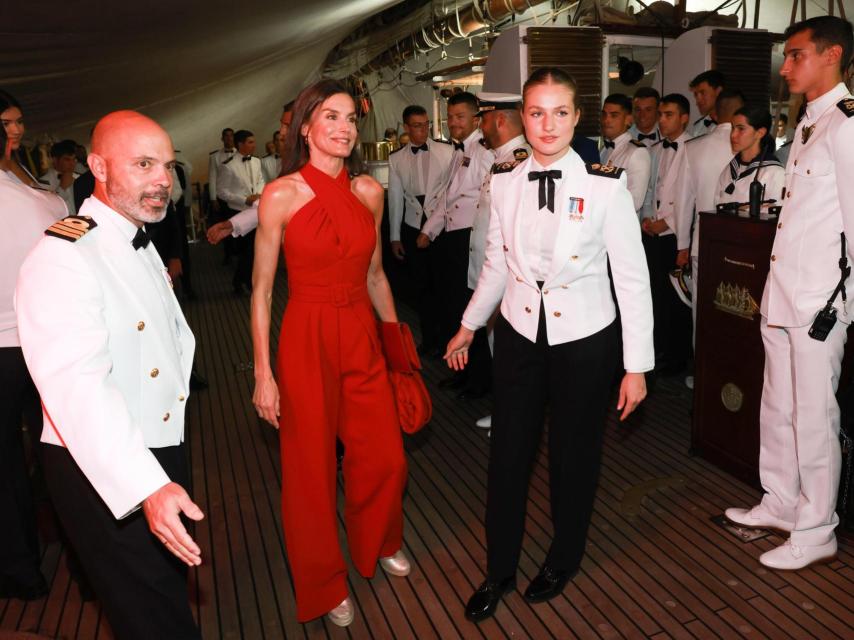 La Princesa, con su nuevo uniforme, junto a la Reina.