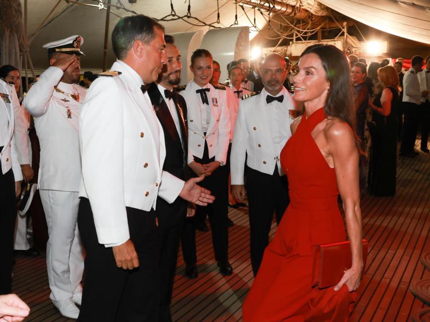 La Reina ha estrenado un mono de Mango.