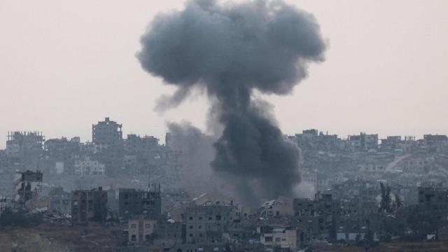 El humo se eleva desde Gaza después de un ataque aéreo israelí este fin de semana.