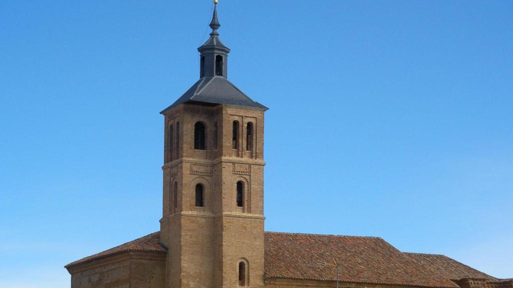 Imagen de la torre de la iglesia de San Miguel, en Grajal de Campos (León)