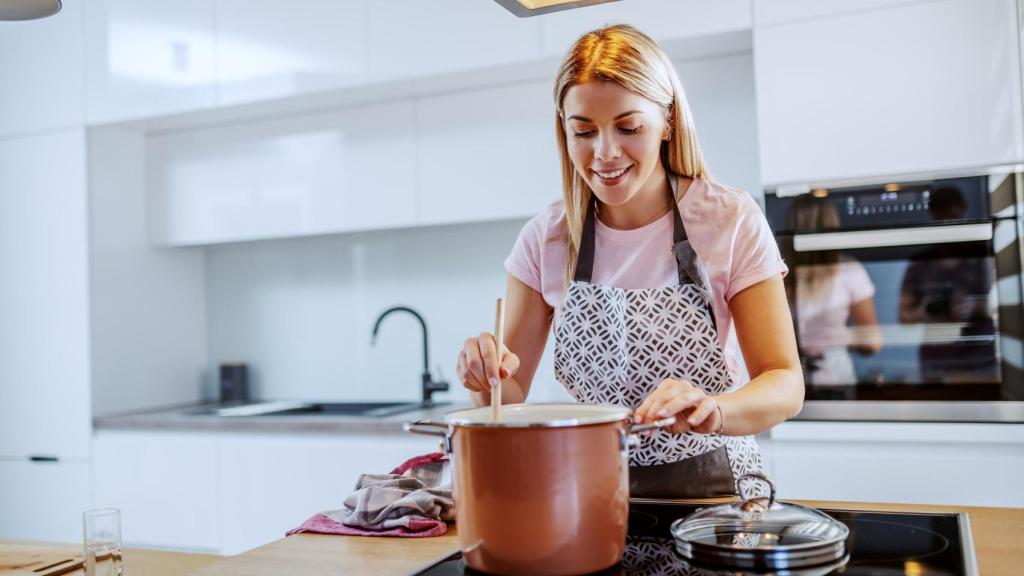 Imagen de archivo de una persona cocinando.
