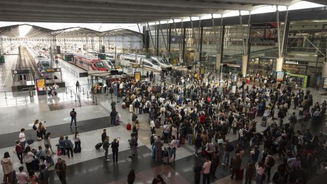 Cientos de viajeros aguardan en los accesos a los andenes de la Estación María Zambrano de Málaga la reanudación del servicio de alta velocidad este lunes tras el robo de cable en cuatro puntos de la provincia de Toledo que ha dejado miles de pasajeros afectados.
