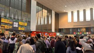 Cientos de viajeros esperando en la estación de Santa Justa a que sus trenes salgan.