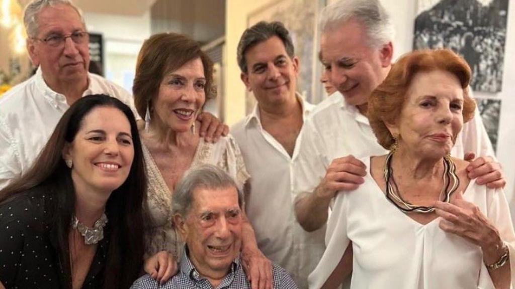 Mario Vargas Llosa con su familia en su último cumpleaños.