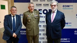 El coronel jefe de la JIAE Oeste, Juan Manuel Rodríguez Lara, y del presidente de CEOE Castilla y León, Santiago Aparicio, antes de su participación en las jornadas de este lunes