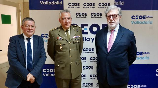 El coronel jefe de la JIAE Oeste, Juan Manuel Rodríguez Lara, y del presidente de CEOE Castilla y León, Santiago Aparicio, antes de su participación en las jornadas de este lunes
