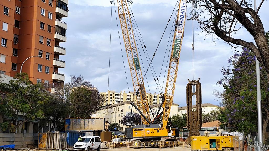 Imagen de dos de las máquinas pantalladoras del Metro de Málaga al final del tramo de la calle Hilera.