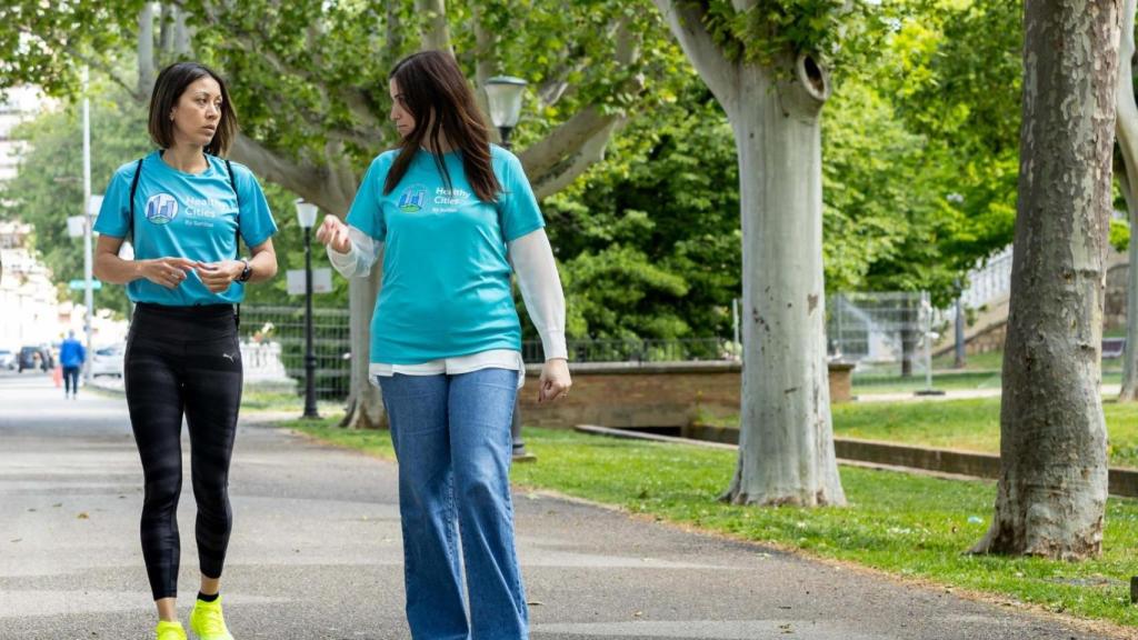 La concejala de Movilidad, Tatiana Gaudes, con la atleta olímpica zaragozana Isabel Macías.