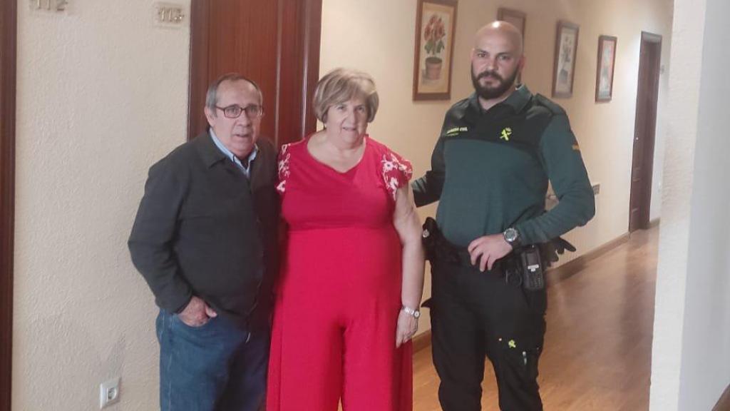 Agente de servicio de la Guardia Civil junto a la mujer auxiliada.