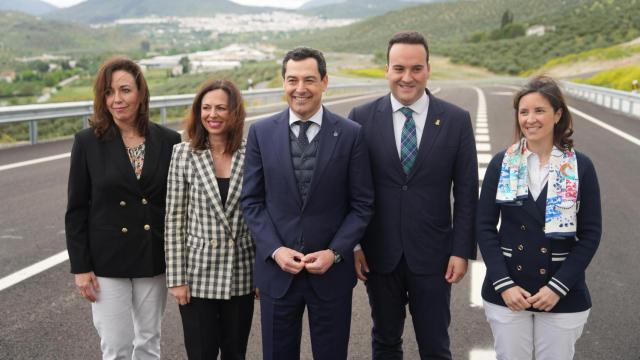 El presidente de la Junta, Juanma Moreno, este lunes en la inauguración de una nueva carretera en Córdoba