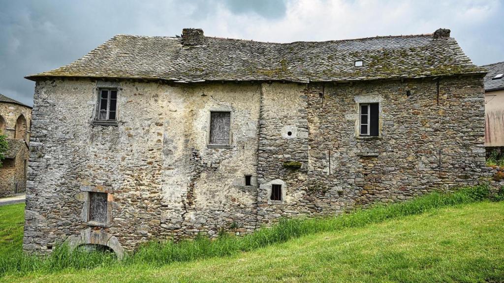 Una casa de piedra abandonada.
